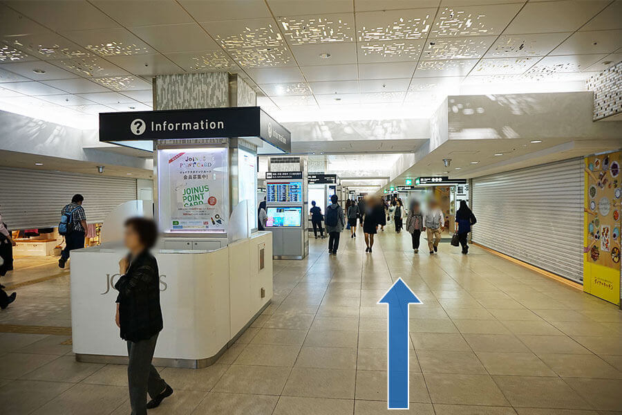 南12番出口までまっすぐ向かいます