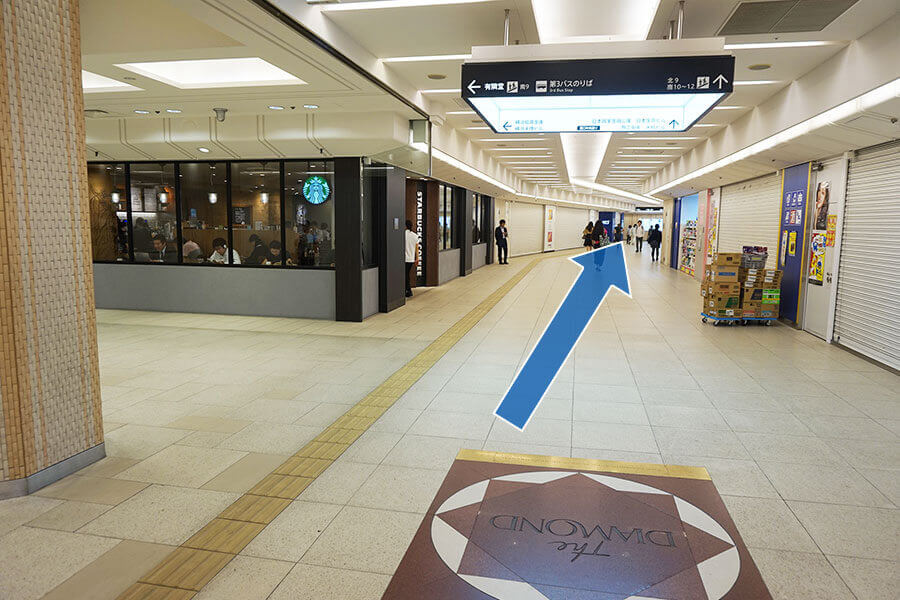 スタバを越えてまっすぐ