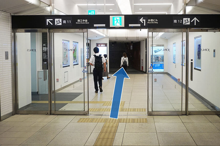 正面階段が12番出口です