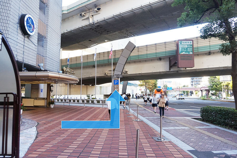 階段上り、左に向かいます