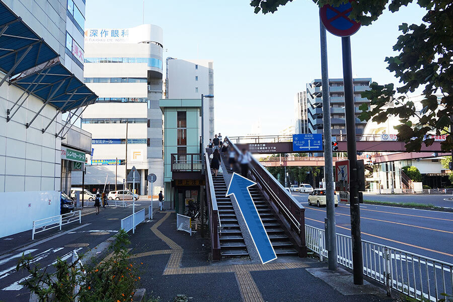 歩道橋で道路を横断します（エレベーター階段奥にあり、横断歩道なし）