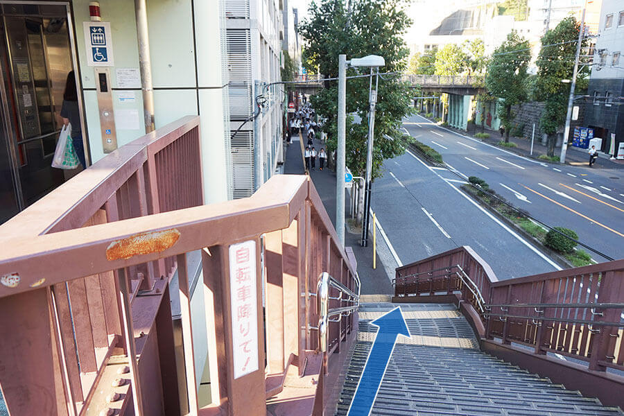 歩道橋をまっすぐ進み歩道橋を下ります（左手にエレベーターあり）
