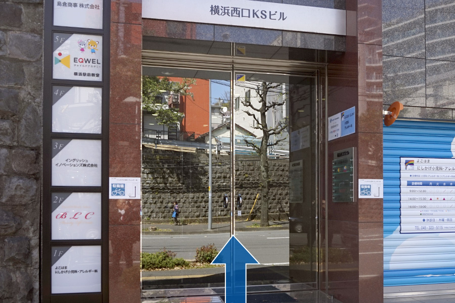 ビル入って奥がクリニック入口です