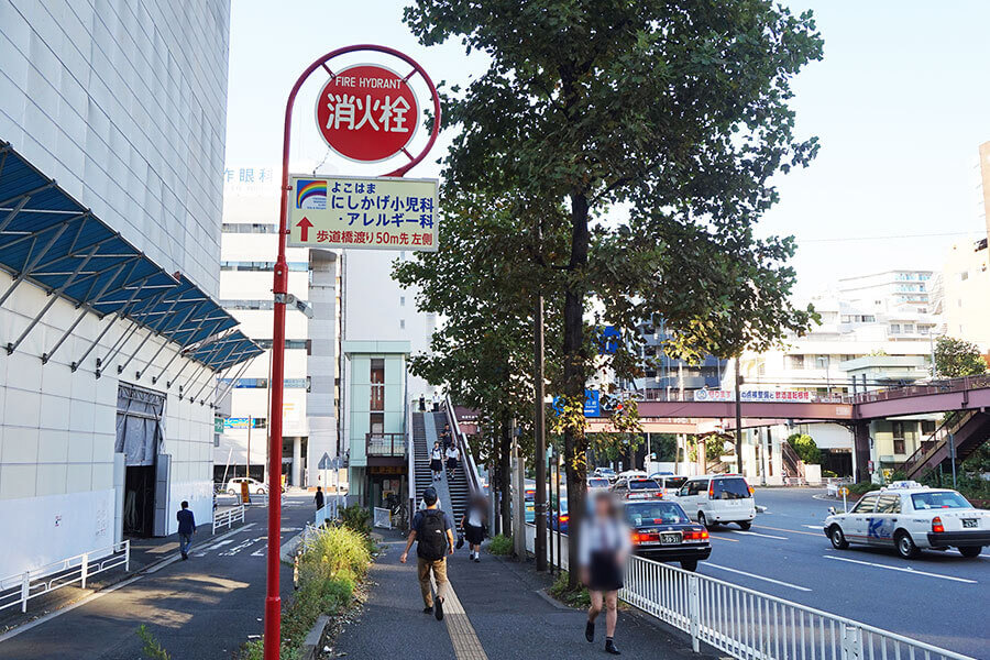 歩道橋に向かう途中にクリニックの看板があります